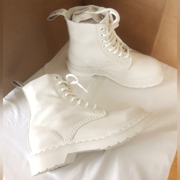 NWOT Dr. Martens 1460 Pascal Mono Leather Lace Up Boots - Picture 12 of 13